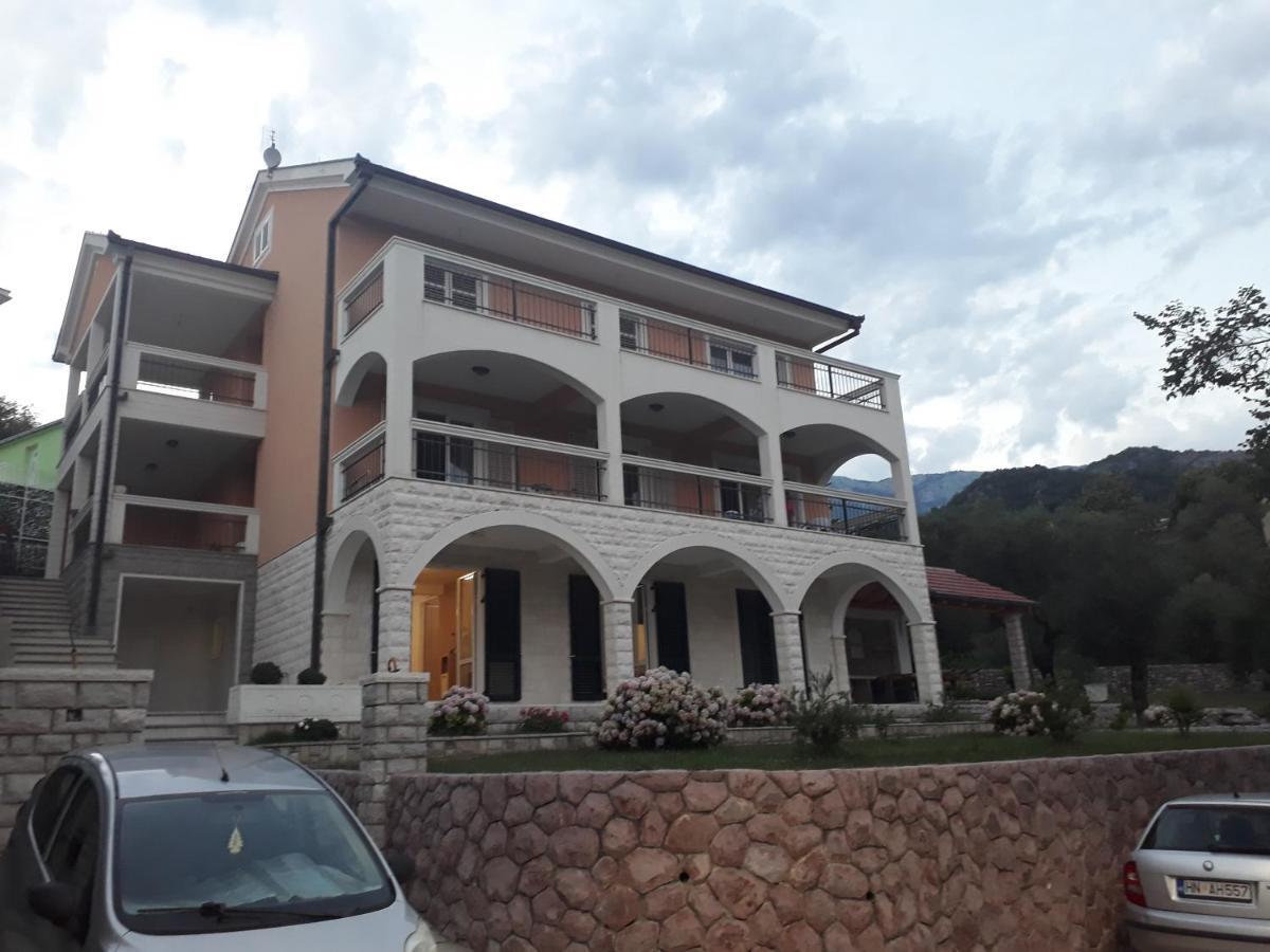 Apartmani Andrea ヘルツェグ・ノヴィ エクステリア 写真